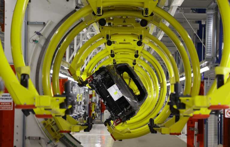 Stellantis fa retromarcia a Melfi: turni dimezzati e stop alla 500X