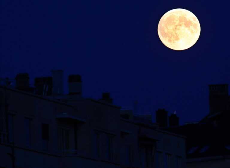Superluna blu, più grande e luminosa: sarà visibile stasera anche in Puglia