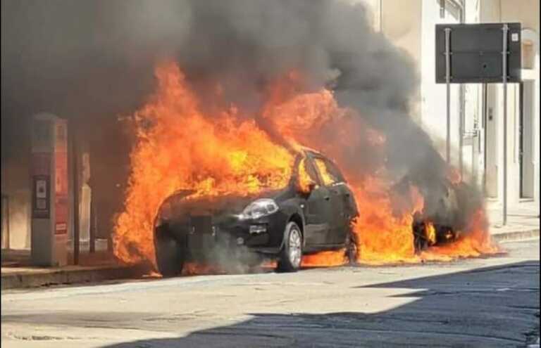 Panico a Tricase, in fiamme due auto e uno scooter in pieno giorno: si indaga