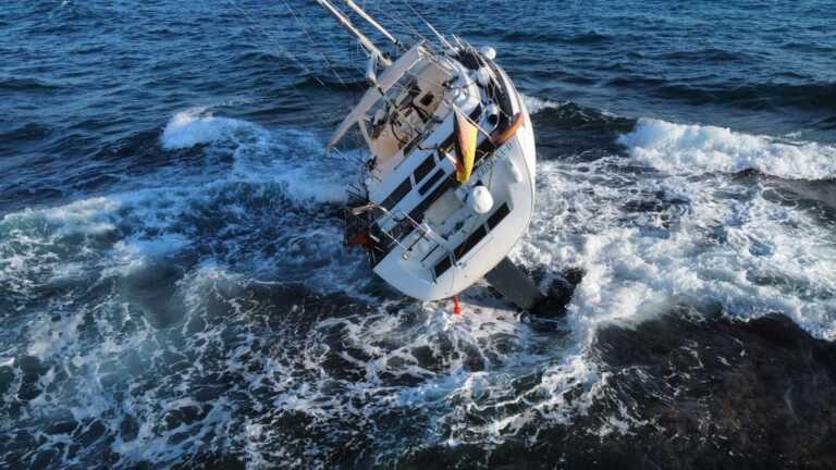 Veliero si ribalta al largo delle coste del Salento: salvati due turisti tedeschi – VIDEO