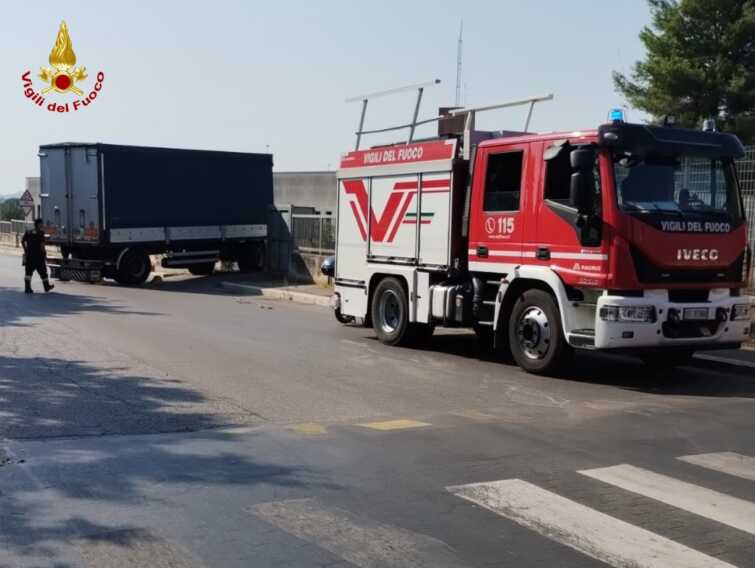 Paura a Putignano: semirimorchio senza motrice sfonda il cancello di una scuola