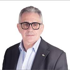 A Barletta sasso sul palco, mentre il virologo Pregliasco parla di Covid