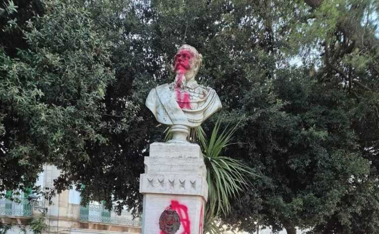 Locorotondo, torna a colpire il writer incappucciato: nel mirino il monumento al Re
