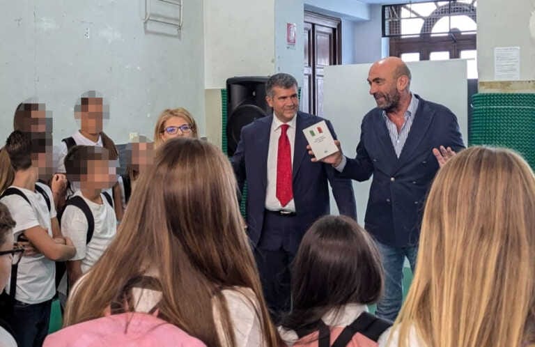Primo giorno di scuola a Bari, Leccese regala agli alunni il testo della Costituzione