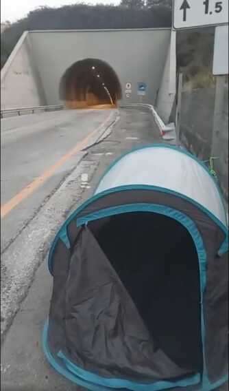 Passo del Lupo, Tutolo in tenda contro la chiusura: «È la nostra Salerno-Reggio Calabria?» Passo del Lupo, Tutolo in tenda contro la chiusura: «È la nostra Salerno-Reggio Calabria?»