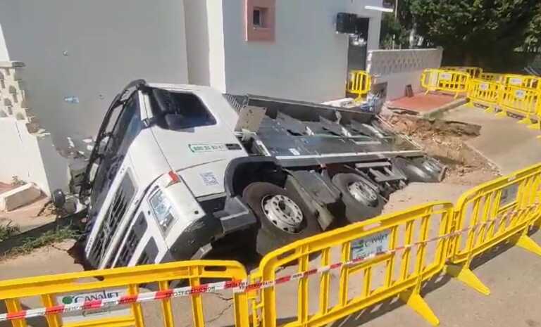 Galleria foto 'Cede la strada e un camion precipita in una voragine improvvisa nella marina di Ugento: nessun ferito' - foto 1