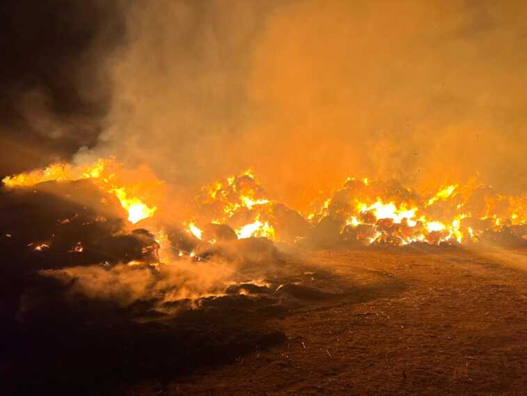 Incendio nella notte a Brindisi, bruciano rotoballe di fieno: in corso le operazioni dei vigili del fuoco