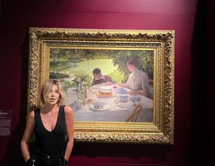 Alba Parietti a Barletta immortalata accanto al dipinto  di Giuseppe De Nittis, “La colazione in giardino”