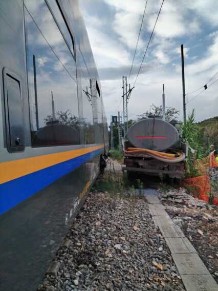 Galleria foto 'Tragedia sfiorata nel Brindisino, furgone fra i binari con il treno in arrivo – FOTO' - foto 2