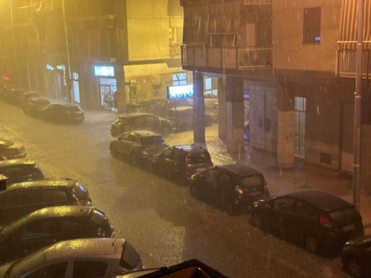 Maltempo, bomba d’acqua a Taranto: allagamenti e disagi. Automobilisti bloccati nei sottopassi