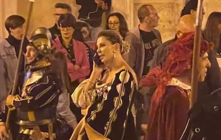 Col cellulare alla Disfida, Alba Parietti si scusa: «Avevo perso una persona cara»