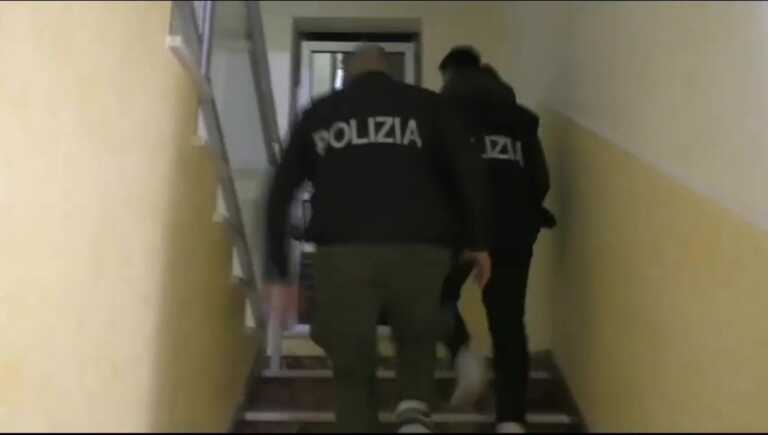 Bari, lancia droga dal terrazzo durante una perquisizione: un arresto nel borgo antico