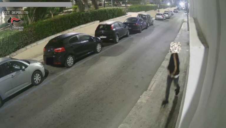 In discoteca a Monopoli con la pistola, inseguito la getta in mare: 28enne arrestato – VIDEO