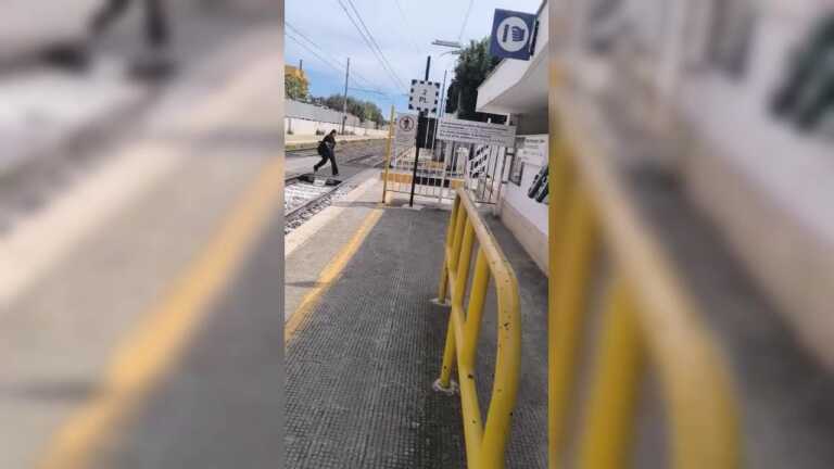 Bari, follia alla stazione di Palese: attraversa i binari poco prima dell’arrivo del treno – VIDEO