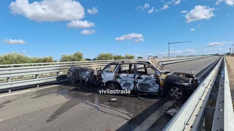 Scontro sulla Ss100 tra Sammichele di Bari e Casamassima, a fuoco due auto: tre feriti in codice rosso