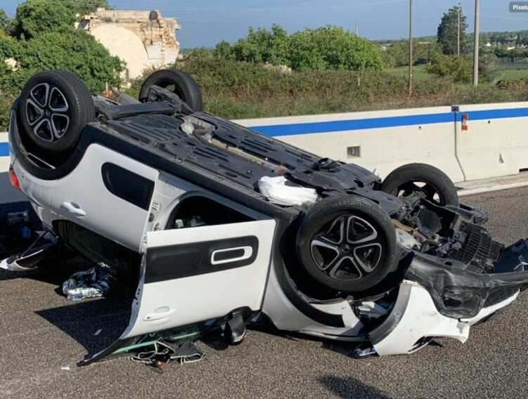 Perde il controllo dell’auto e si ribalta nel Leccese: una donna al pronto soccorso