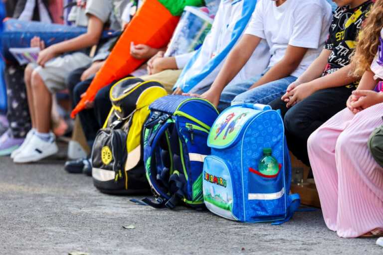 Scuola al via in Puglia, Leo: «Sia un anno ricco di passione. Il grembiule verde? È contro gli stereotipi»
