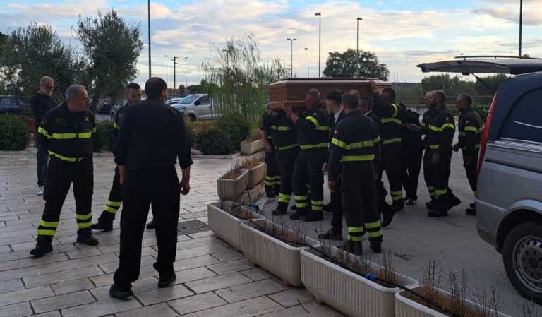 A Foggia i funerali del vigile del fuoco Antonio Ciccorelli: il dolore dei colleghi – VIDEO