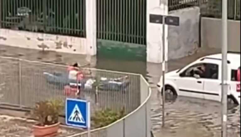 Strade allagate a Bari, un uomo si sposta in canoa per le vie di San Girolamo – VIDEO