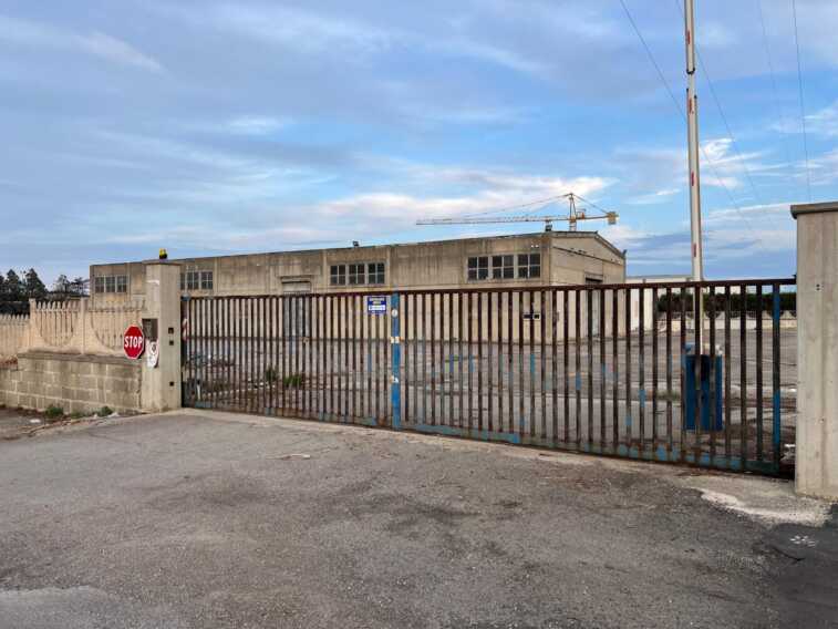 Precipita da una scala mentre è al lavoro: muore operaio 60enne a Trepuzzi
