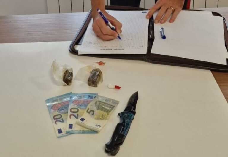 Sorpreso con droga e un coltello a scatto: arrestato un 16enne a Martina Franca