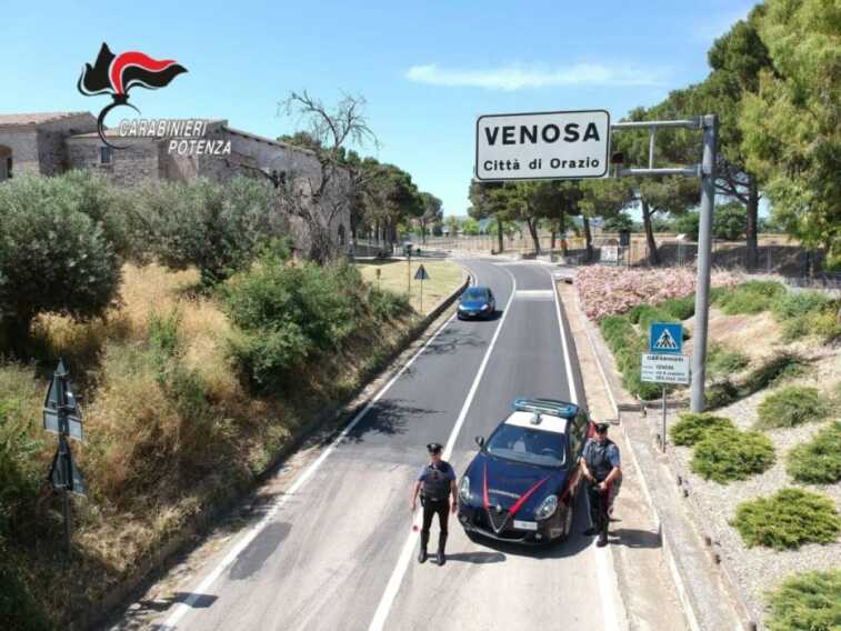 Ruba un’auto a Venosa con due complici: arrestato un 22enne del Foggiano
