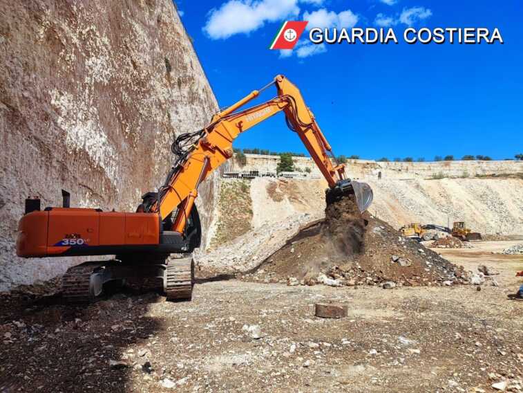 Galleria foto 'Monopoli, bonificata una cava sequestrata ad aprile: c’erano 53 tonnellate di rifiuti' - foto 1