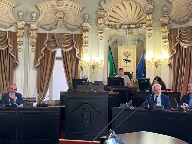 Comune di Lecce, la guerra per le consulenze gratis ora è tra le diverse Commissioni