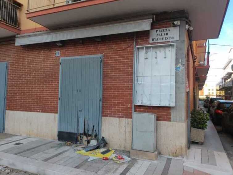 Esplosione nella notte a Corato: una bomba carta danneggia una pizzeria