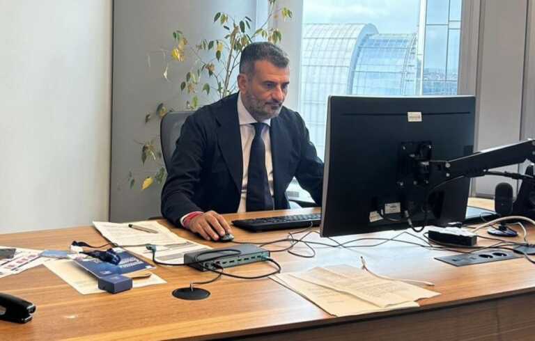 Cittadinanza, Decaro firma per il referendum: «Un diritto per chi lavora e paga le tasse»