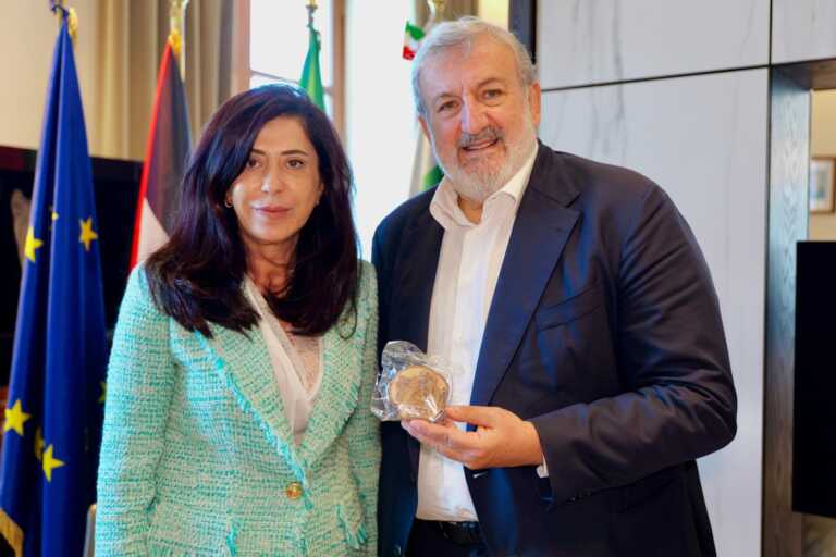 Puglia, Emiliano incontra l’ambasciatrice di Palestina: «Viviamo un momento storico di dolore»