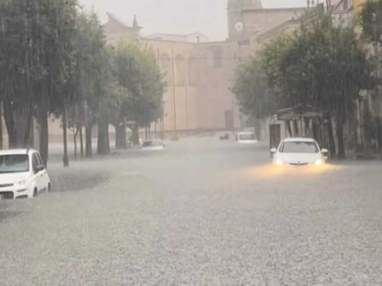 Nubifragio colpisce nel Brindisino, continui disagi: strade allagate – VIDEO