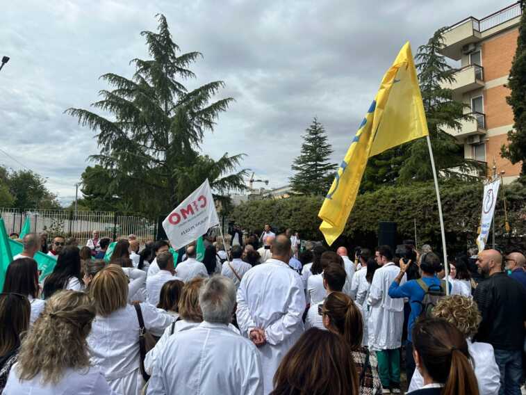 Medici in piazza a Foggia, Emiliano: «Doveroso garantire più sicurezza»