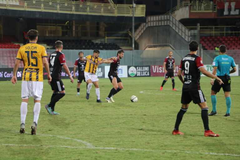 Serie C, adesso è davvero notta fonda per il Foggia: ko col Giugliano e Brambilla esonerato