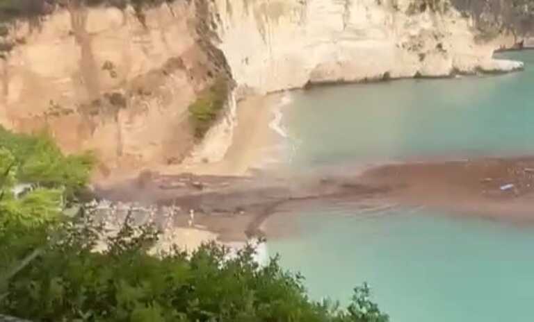Maltempo nel Foggiano, frana a Baia delle Zagare: fango e detriti finiscono in mare – VIDEO Maltempo nel Foggiano, frana a Baia delle Zagare: fango e detriti finiscono in mare – VIDEO