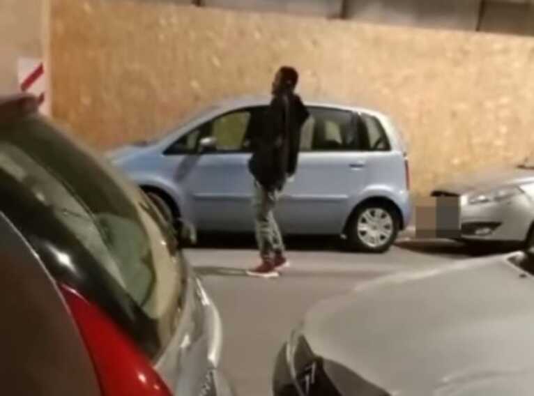 Bari, vandalizza le auto e minaccia i passanti: la denuncia social – VIDEO