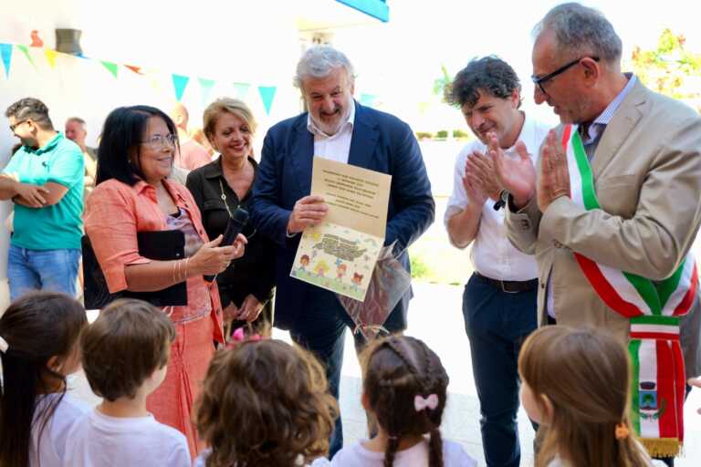 Primo giorno di scuola, Emiliano nell’istituto con i grembiuli verdi: «Segno di uguaglianza» – VIDEO