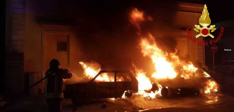 Due auto distrutte in un incendio nella notte a Bagnolo: indagini in corso