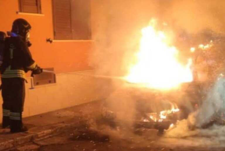 Un’altra notte di fuoco nel Salento: due auto in fiamme a Galatina e Lecce
