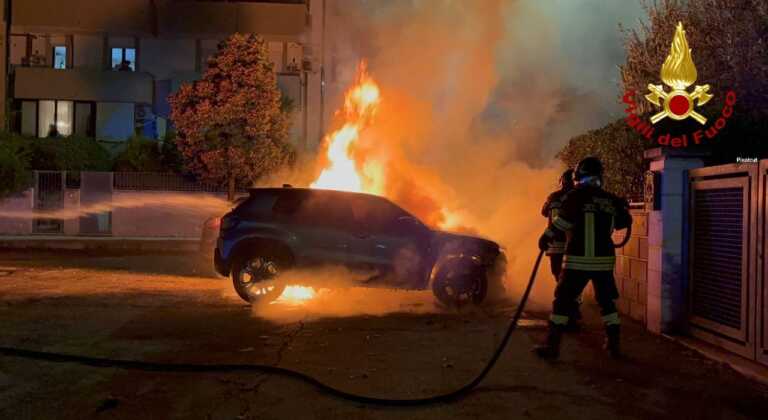 Altre due auto in fiamme nella notte nel Salento: indagini in corso