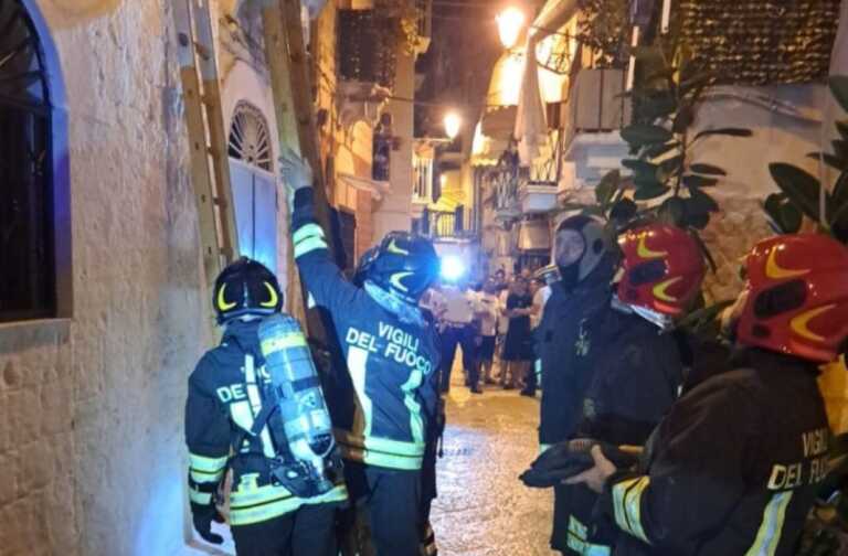 Incendio in un appartamento a Bari Vecchia: i residenti aiutano i vigili del fuoco
