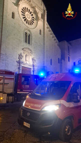 Galleria foto 'Incendio in un appartamento a Bari Vecchia: i residenti aiutano i vigili del fuoco' - foto 1