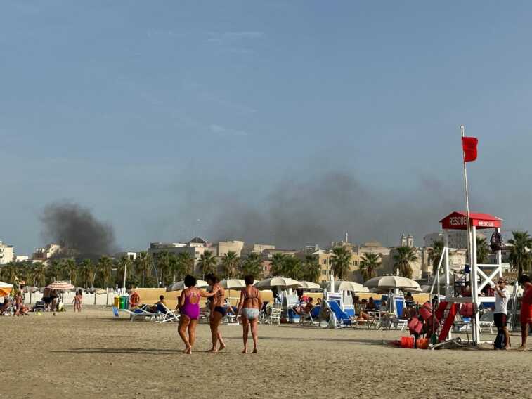 Barletta, a fuoco teloni e sterpaglie: il fumo nero invade la città – VIDEO