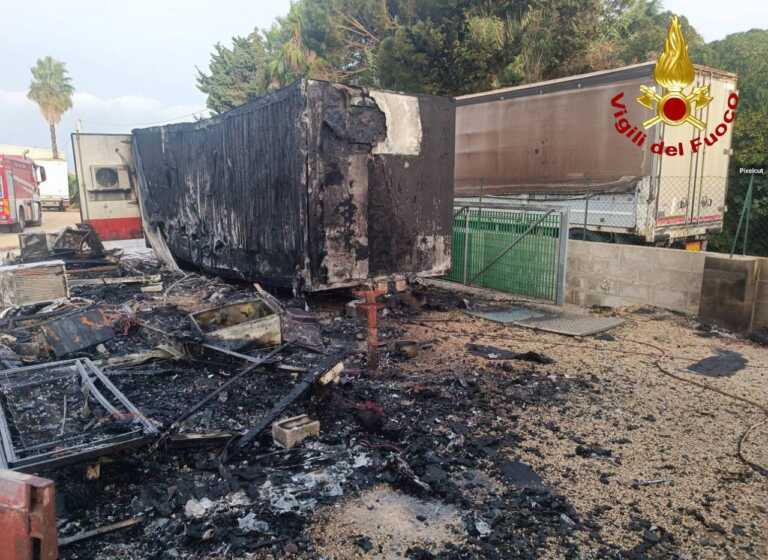 Gallipoli, paura nel parcheggio per giostrai: a fuoco roulotte e container. Salvo un 40enne