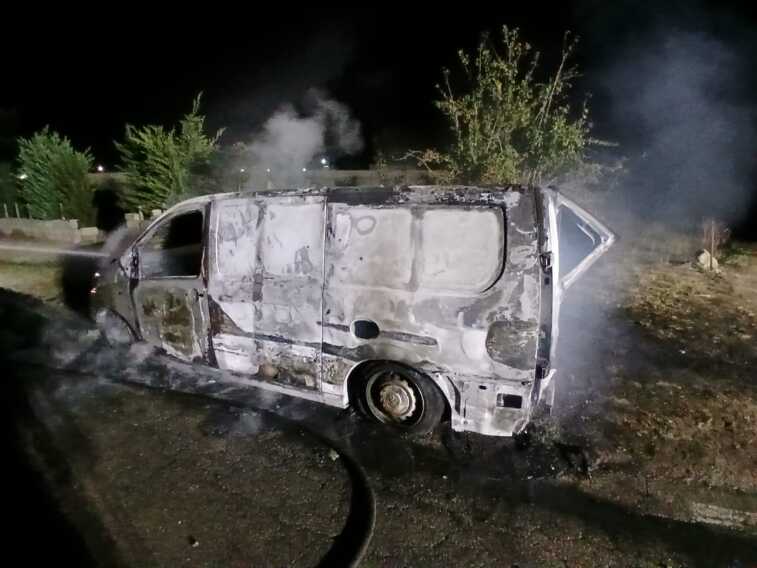Furgone in fiamme sulla provinciale 365 nel Brindisino: in salvo il conducente