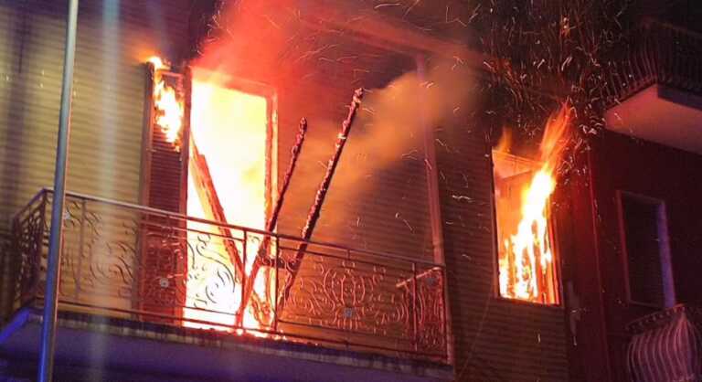 Palazzina in fiamme a San Ferdinando: in salvo una giovane coppia e un bimbo