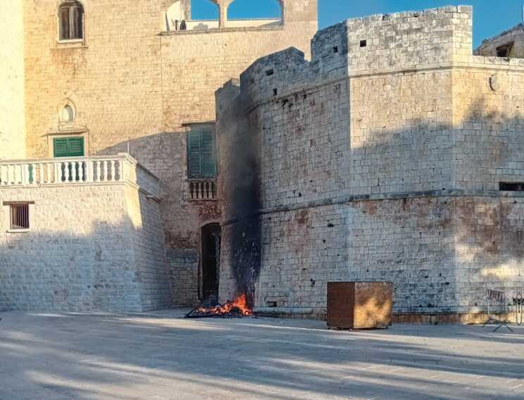 Cassonetto in fiamme: danneggiata la torre del castello aragonese di Conversano