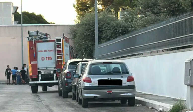 Incastrato nella ringhiera mentre tenta di scavalcare: grave un 12enne a Cavallino