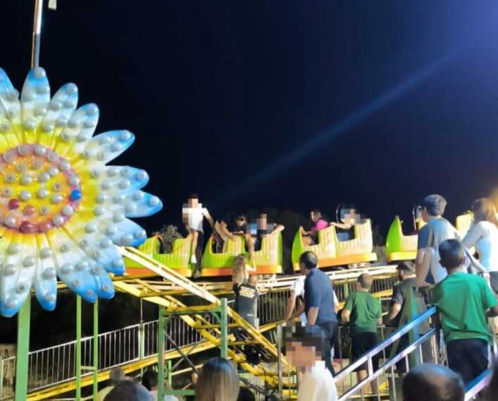 “Deraglia” il vagoncino di una giostra al luna park: paura a Bitetto