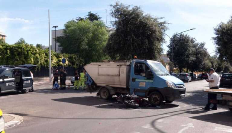 Galleria foto 'Con la moto contro un mezzo per la raccolta rifiuti: grave un 50enne a Lecce' - foto 1